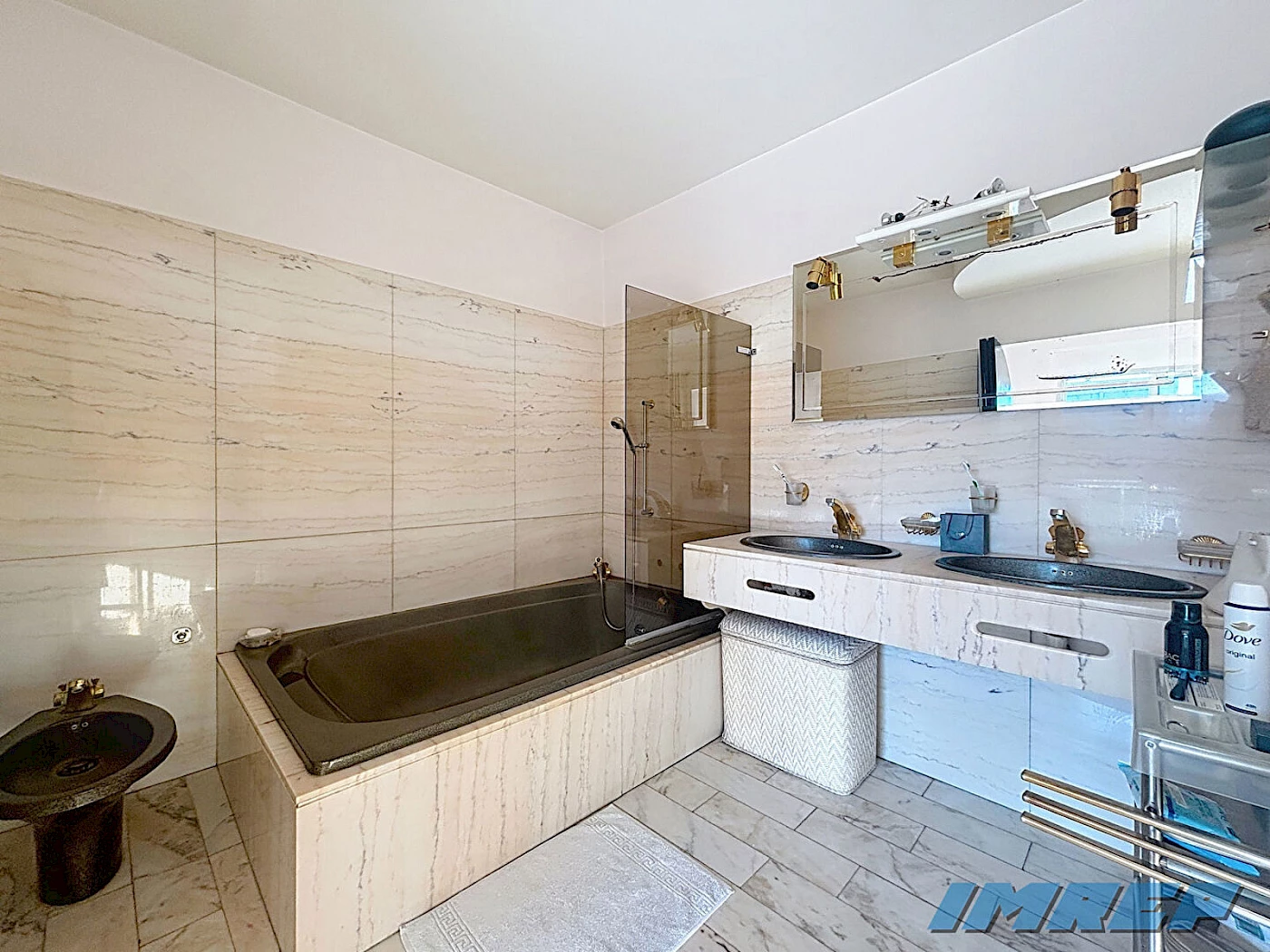 961-13010   Coeur du Village  de Saint  loup belle Maison de 188 m2