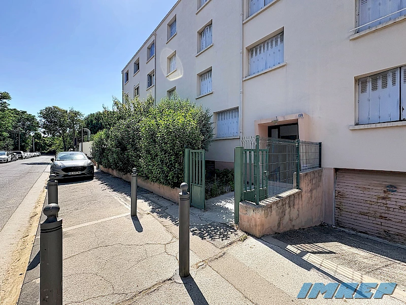 Type 3 , 12 Bd de Roquevaire 13009